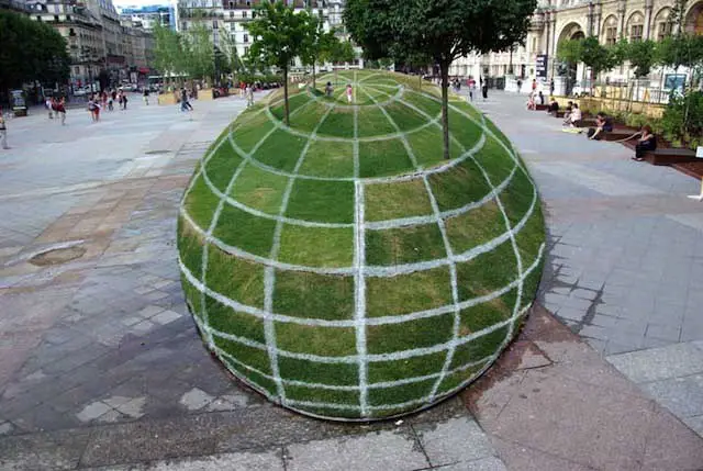 Giant ball optical illusion