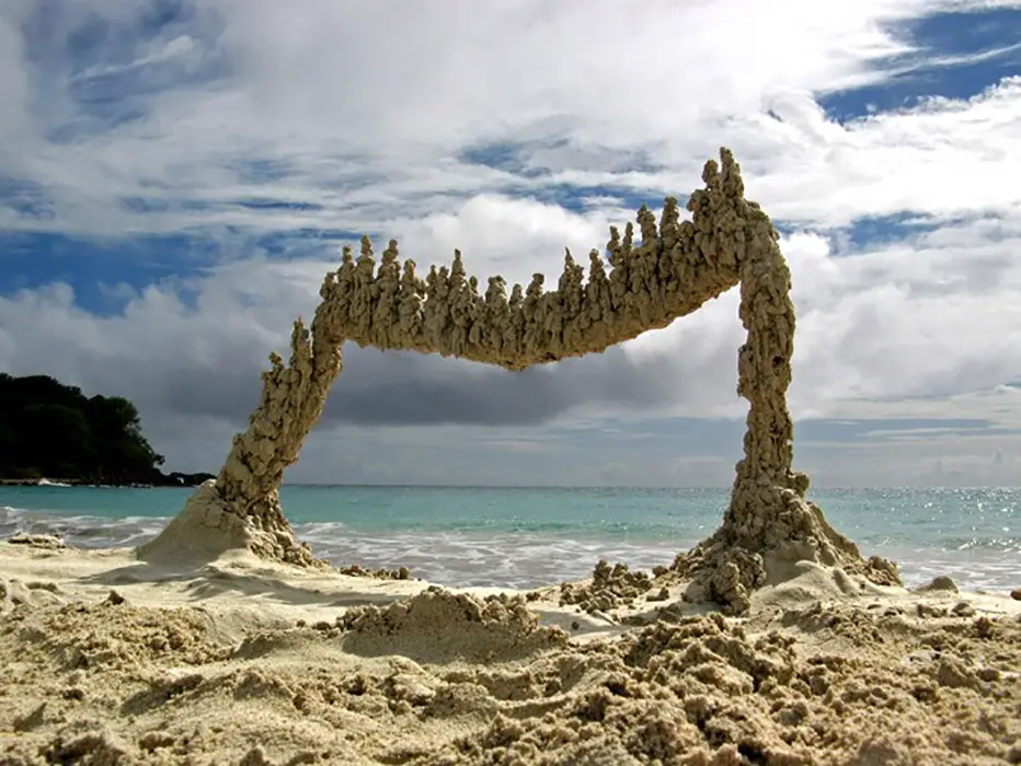 Abstract Sandcastles Gravity Defying Sculpture – Sandcastle Matt