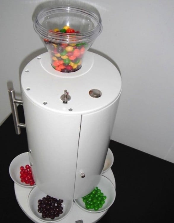 Candy machine that separates candies by color 