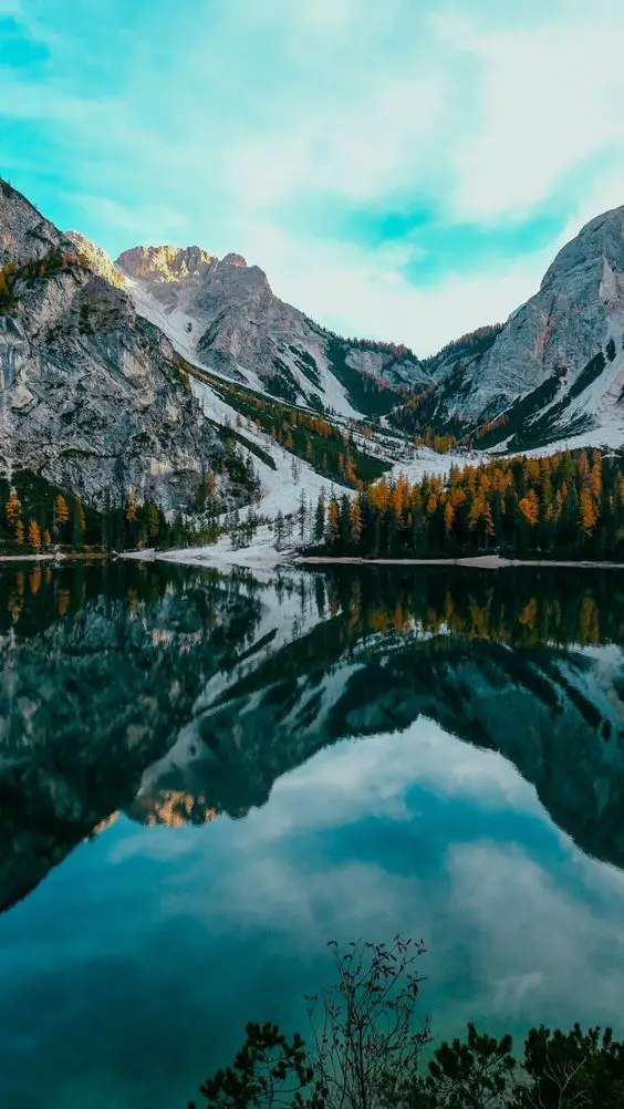 Lake surrounded by mountains wallpaper