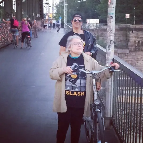 Slash Surprised Old In This Unexpected Celebrity Photobomb