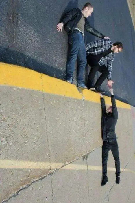 Funny photos with friends with a twist in angle