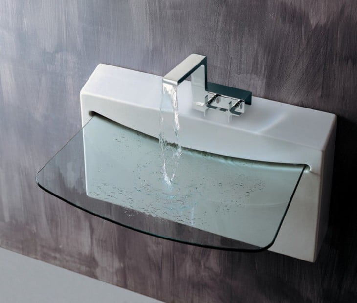 Bathroom washbasin with glass base 