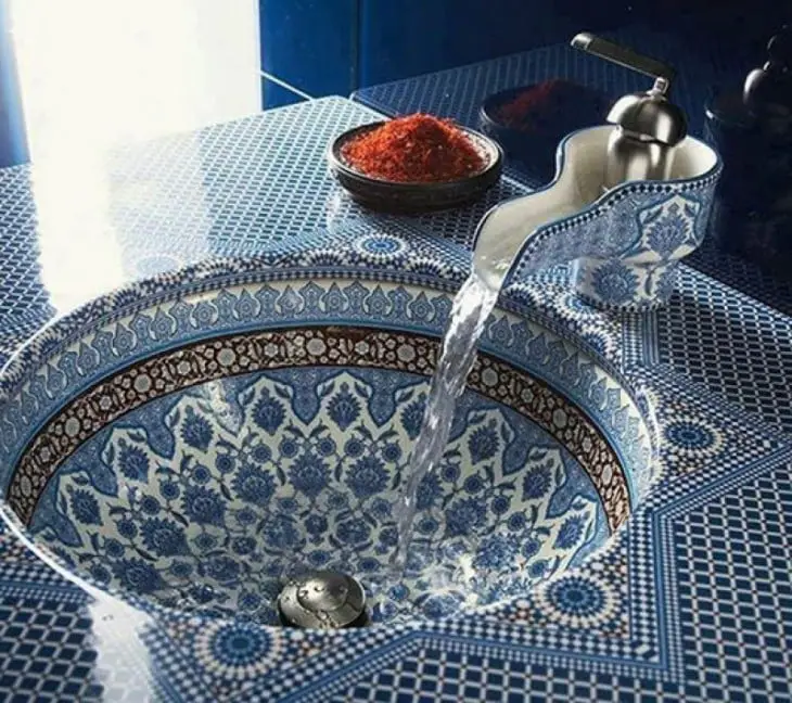 Blue washbasin with an oriental design 
