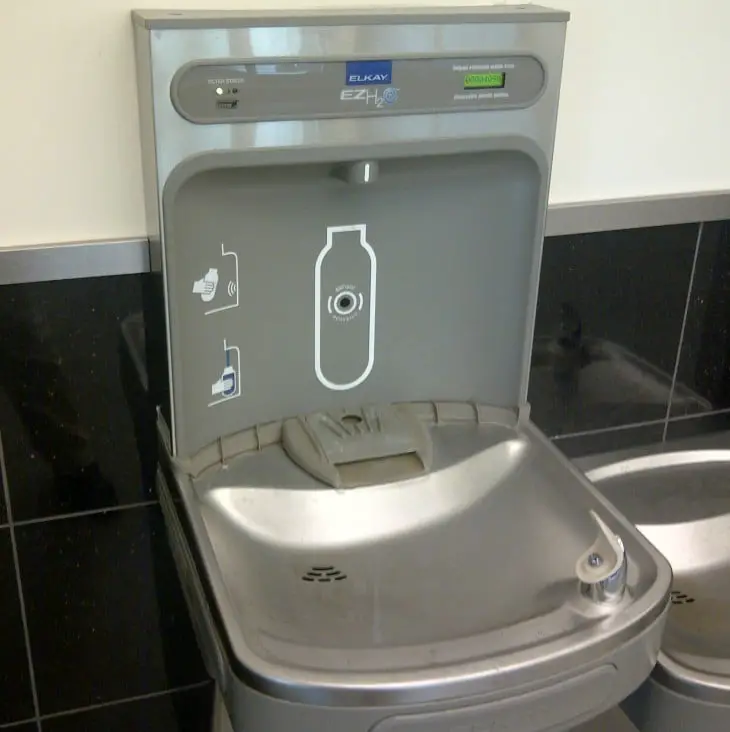 Drinking fountain to fill water bottles