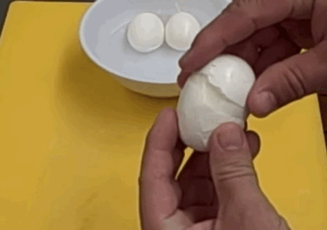 Gif Showing How To Quickly Peel Off Boiled Eggs