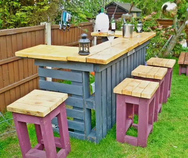 Garden bar made with DIY pallets