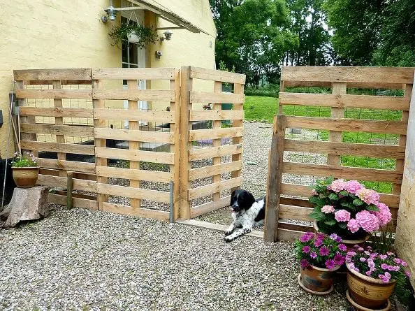 Garden fence made with DIY pallets