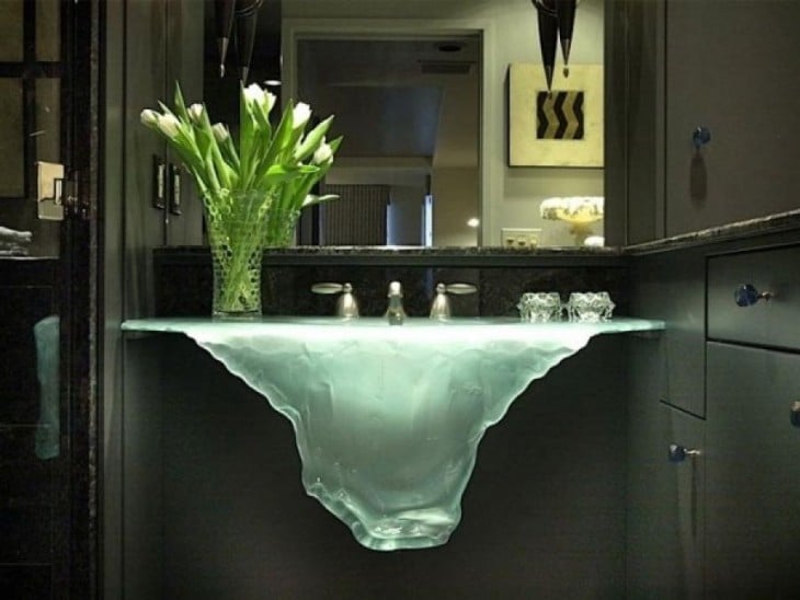 Glass washbasin in the form of a thaw 