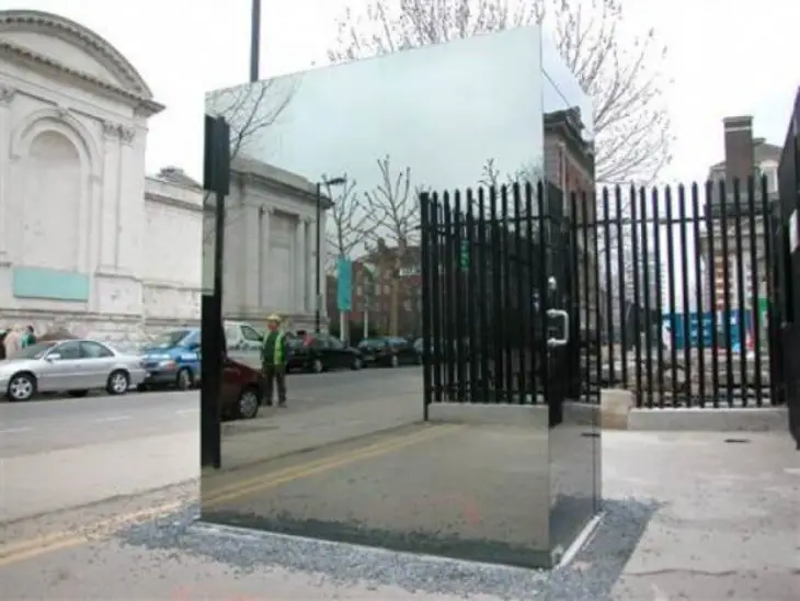 Mirrored one-sided toilet on public road in London