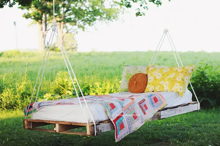 Rocking bed made with DIY pallets
