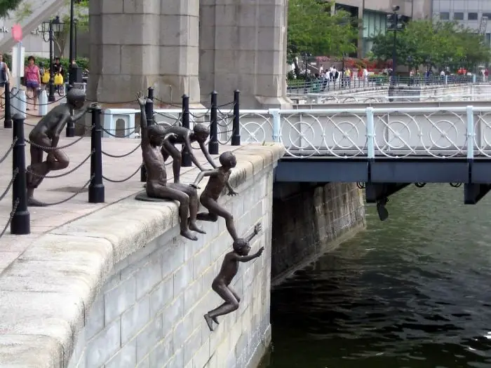 Statue of People Jumping into the River in Singapore