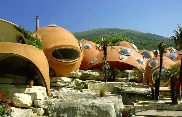 StrangeHouses- bubble house in France