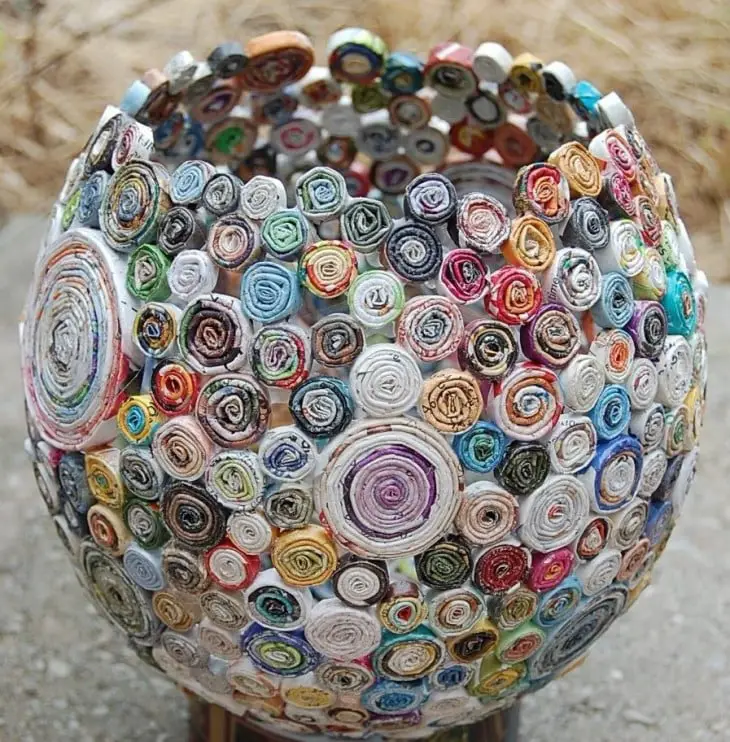 Bowl made with screwed magazine sheets 