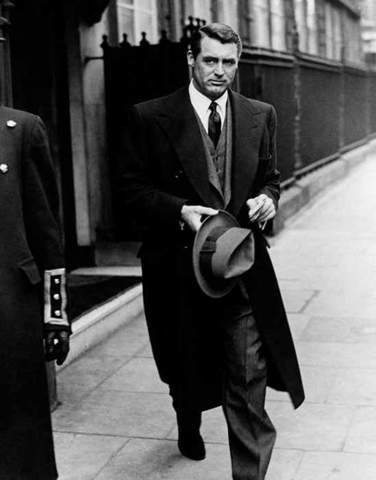 CARY GRANT LEAVING BUILDING