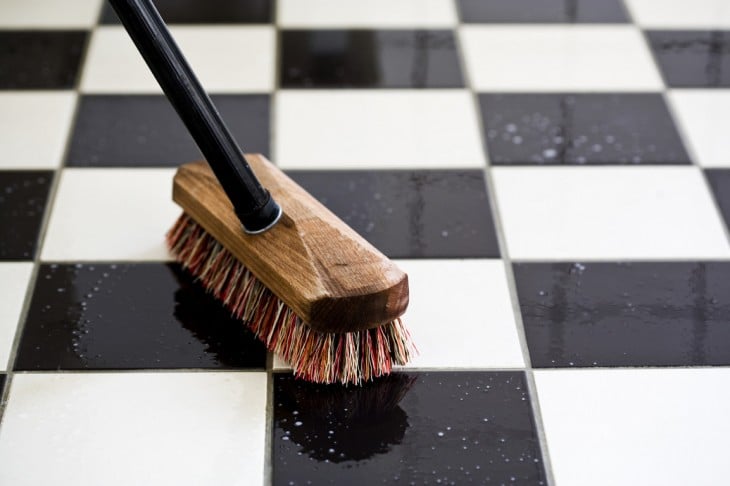CLEAN SHINY FLOORS WITH JUST A LITTLE VINEGAR AND BAKING SODA