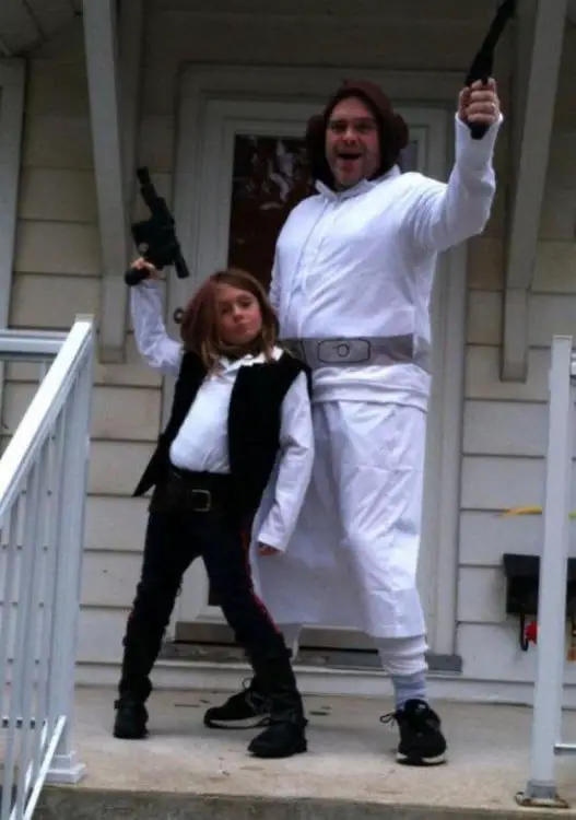 Dad dresses up as Princess Lea to make his daughter a Jedi