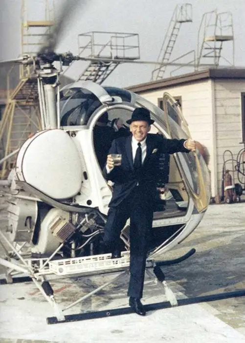 FRANK SINATRA GETTING OUT OF A HELICOPTER