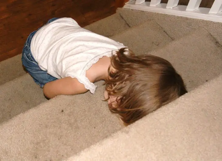 GIRL FELL ASLEEP ON THE STAIRS OF THE HOUSE