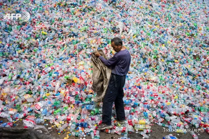 Polluting plastic bottles 