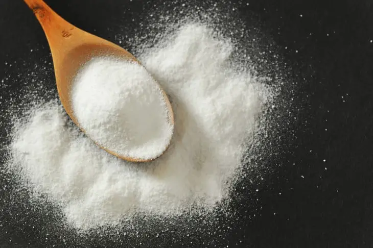REMOVE GRIME AND BAD ODORS FROM THE REFRIGERATOR WITH A LITTLE BAKING SODA.