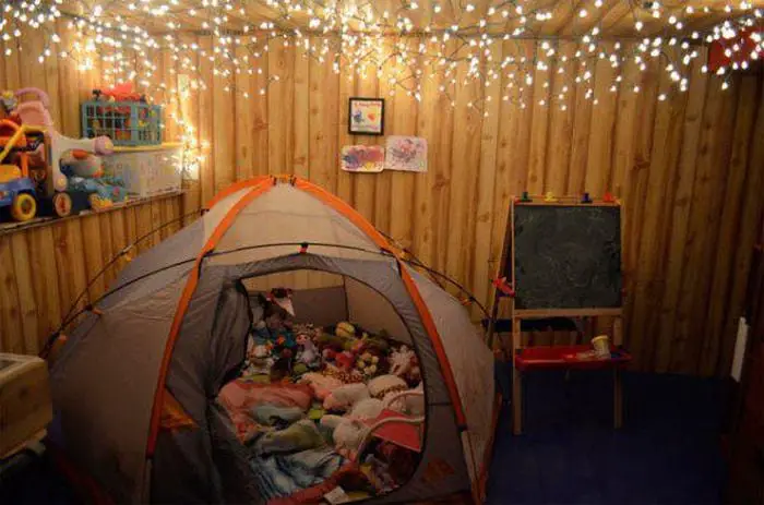 Room with a tent with teddy bears and Christmas series