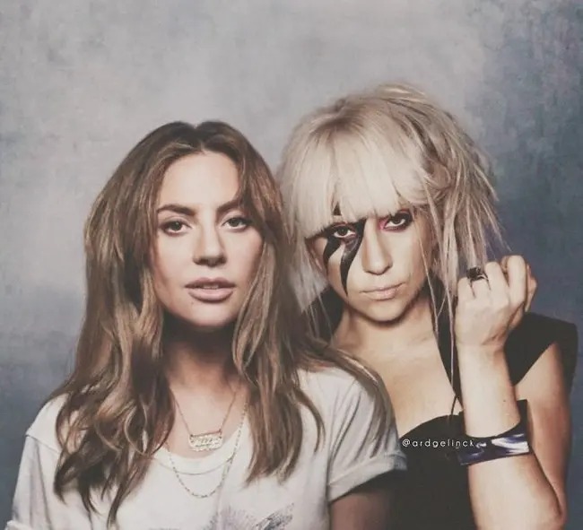 Celebrities with their young selves (20)