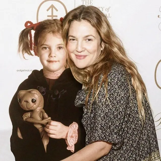 Celebrities with their younger selves (15)