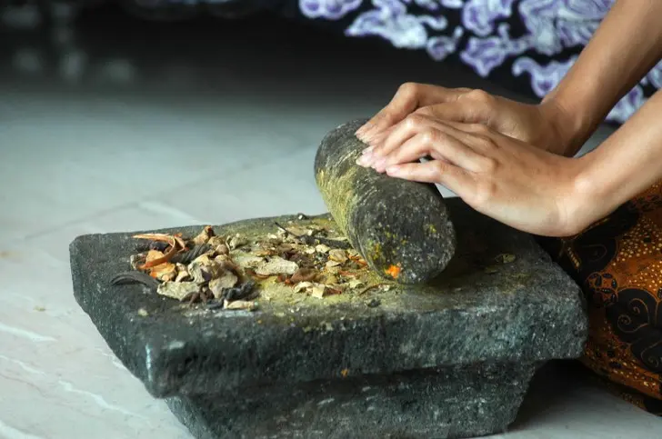 Making Indonesian Herbal Drink Jamu