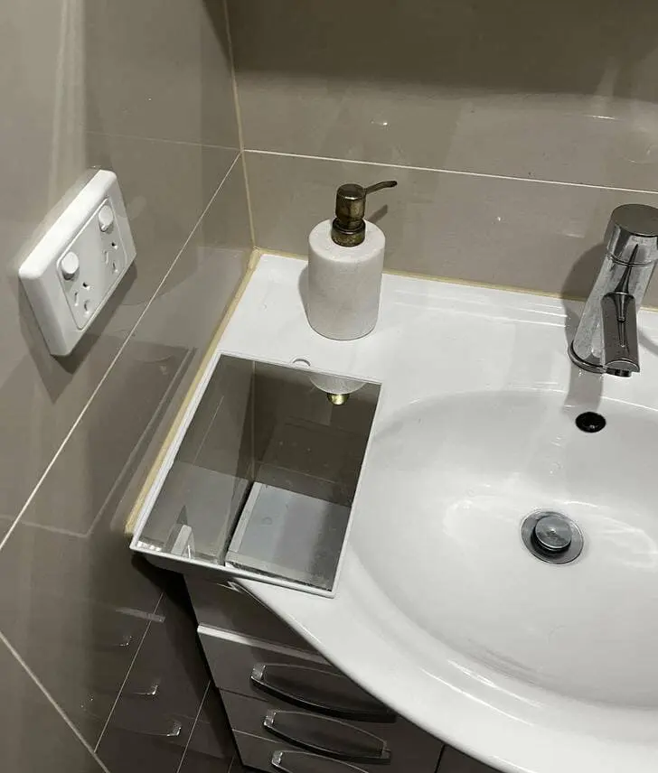 Mirror or hole Confusing Photographs