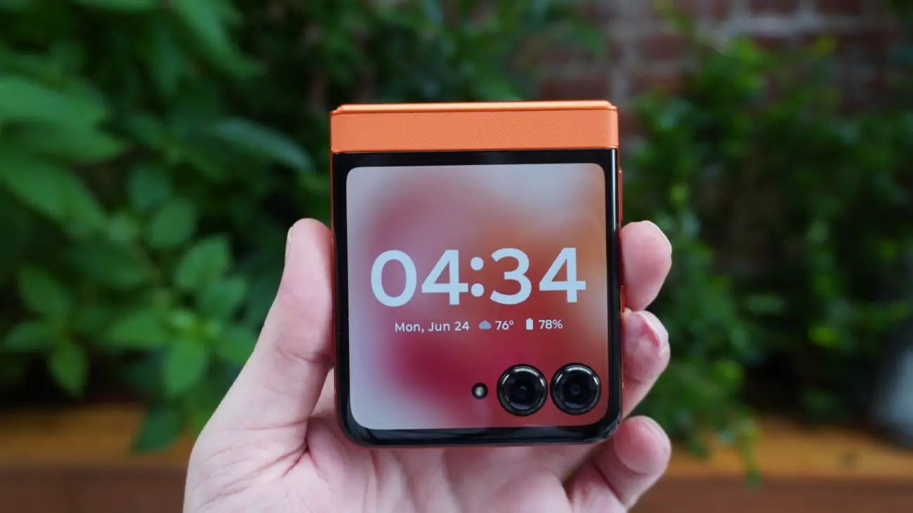 New razr 50 and 50 ultra with integrated AI, immersion resistance and telephoto lenses in clamshell foldables