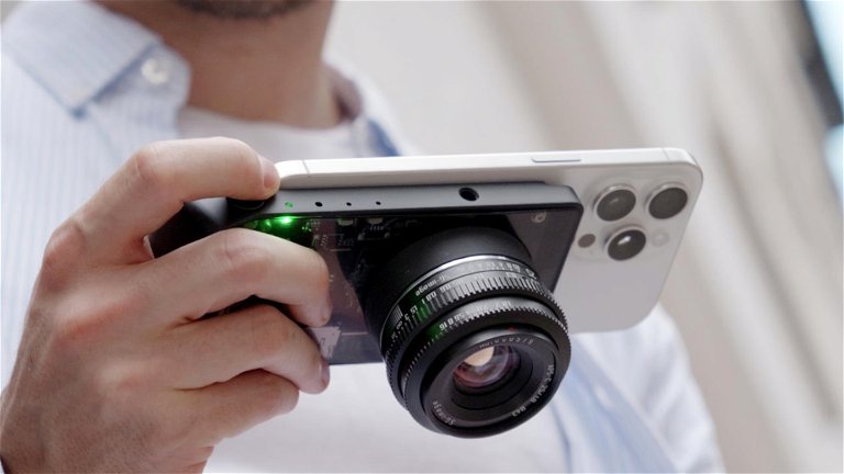 This accessory transforms any mobile phone into a professional camera: it is compatible with MagSafe and Qi2